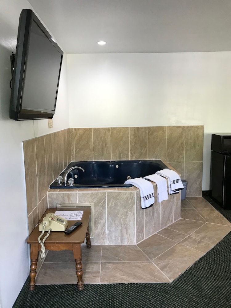 Relax Inn Altoona - photo 47