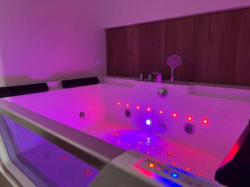 Gold Sleep apartament we Wrocławiu z prywatnym jacuzzi i dużym łóżkiem — 4-Star Luxury Hotel in Wroclaw, Poland