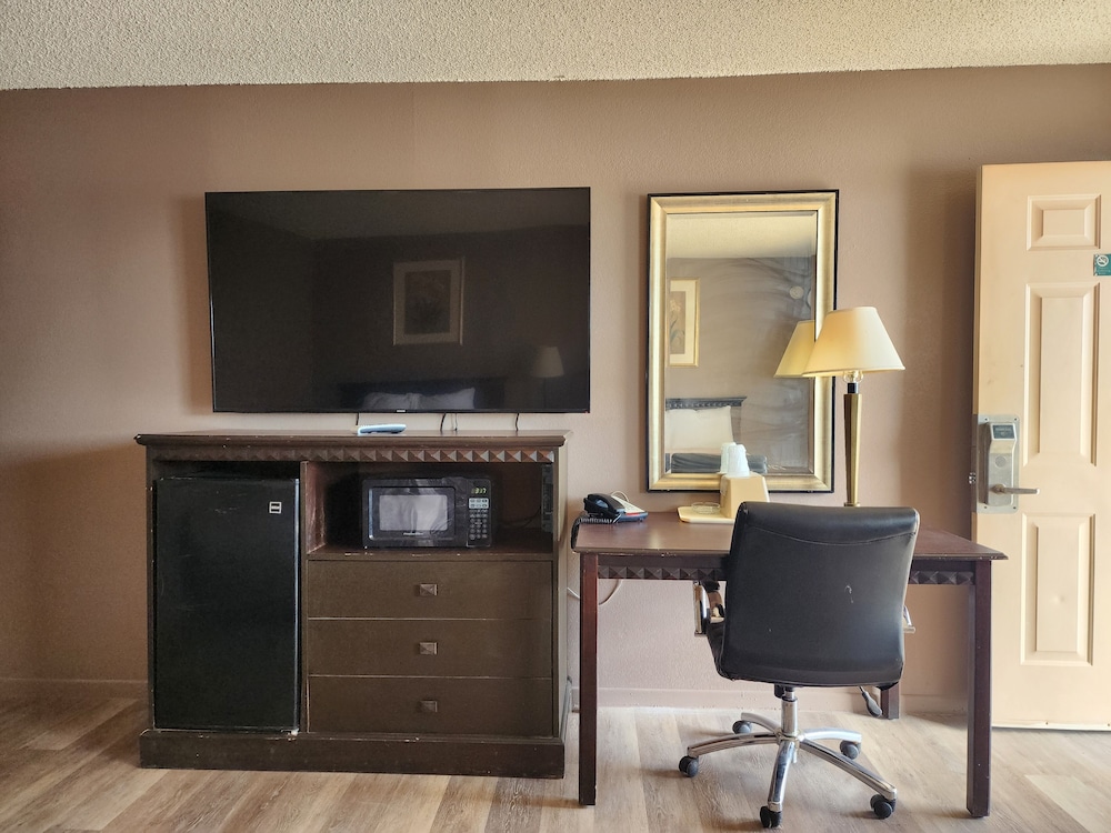 Satellite Inn - photo 16