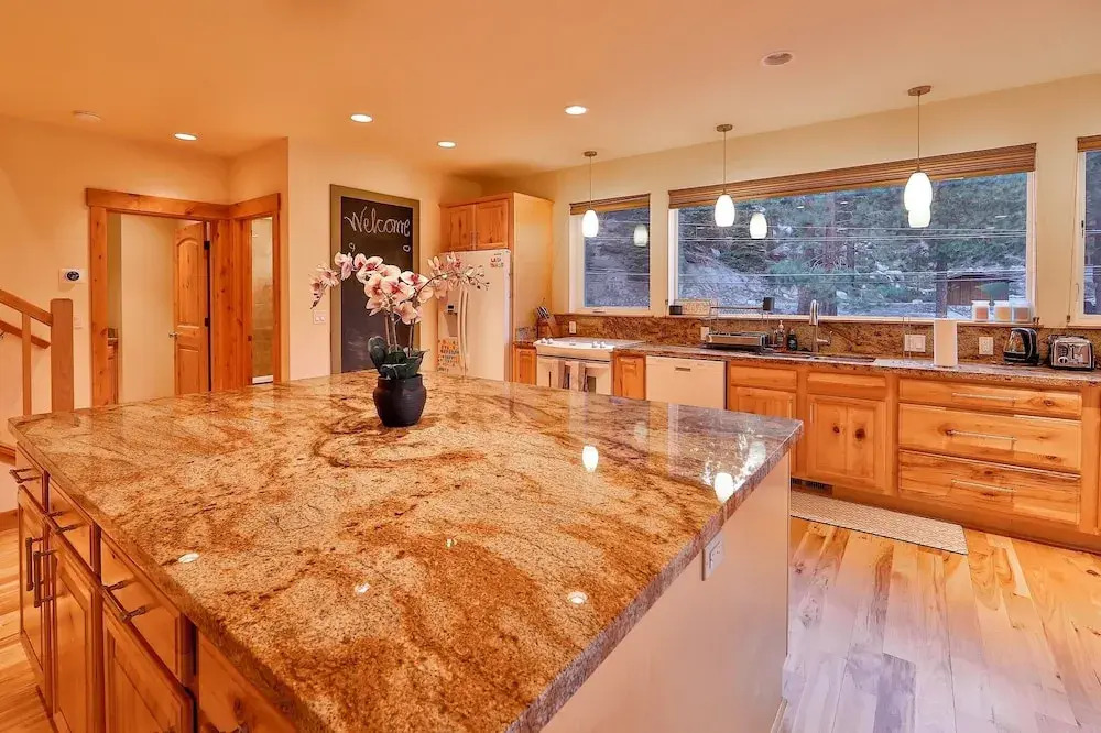 The Elevator House Sleeps 10 — 4-Star Luxury Hotel in South Lake Tahoe, United States