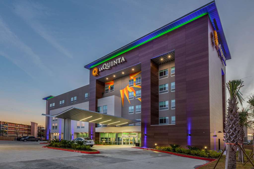 La Quinta Inn & Suites by Wyndham Galveston West Seawall - photo 4