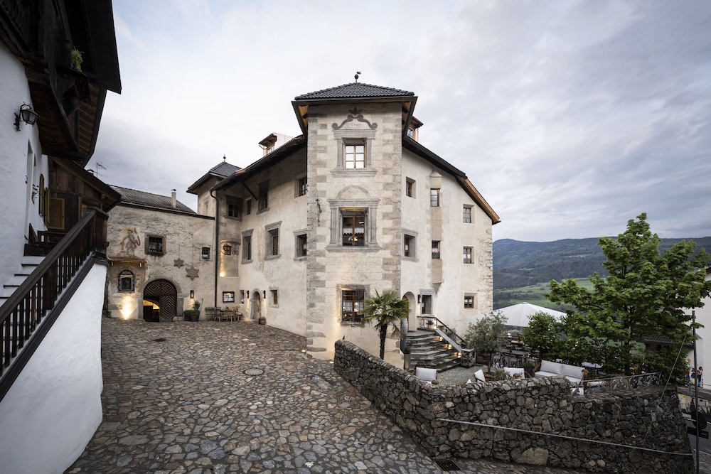 Hotel Ansitz Steinbock — 4-Star Luxury Hotel in Villandro, Italy