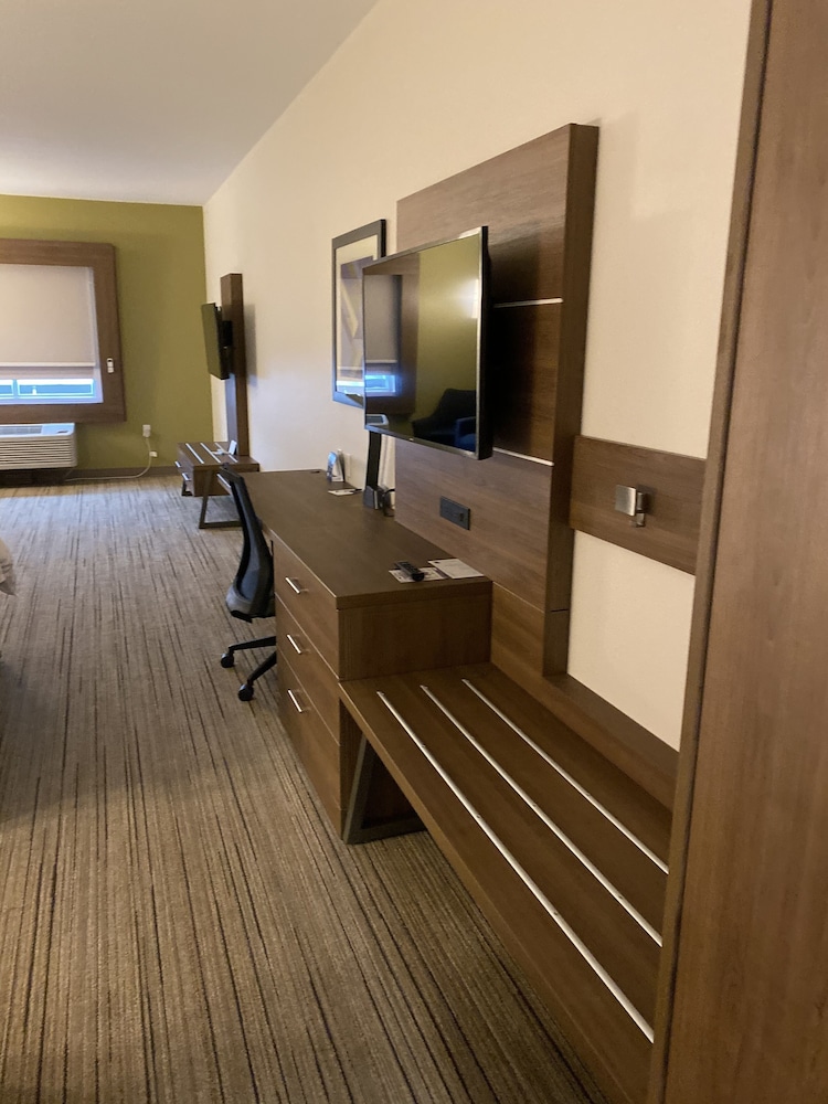 Holiday Inn Express & Suites Junction by IHG - photo 15