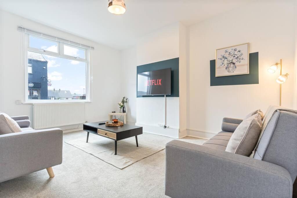 Stylish House Sleeps 7 Free Parking Fast WiFi and Smart TV Contractors Groups and Long Stays Welcome by Yoko Property — 4-Star Luxury Hotel in Wigan, United Kingdom