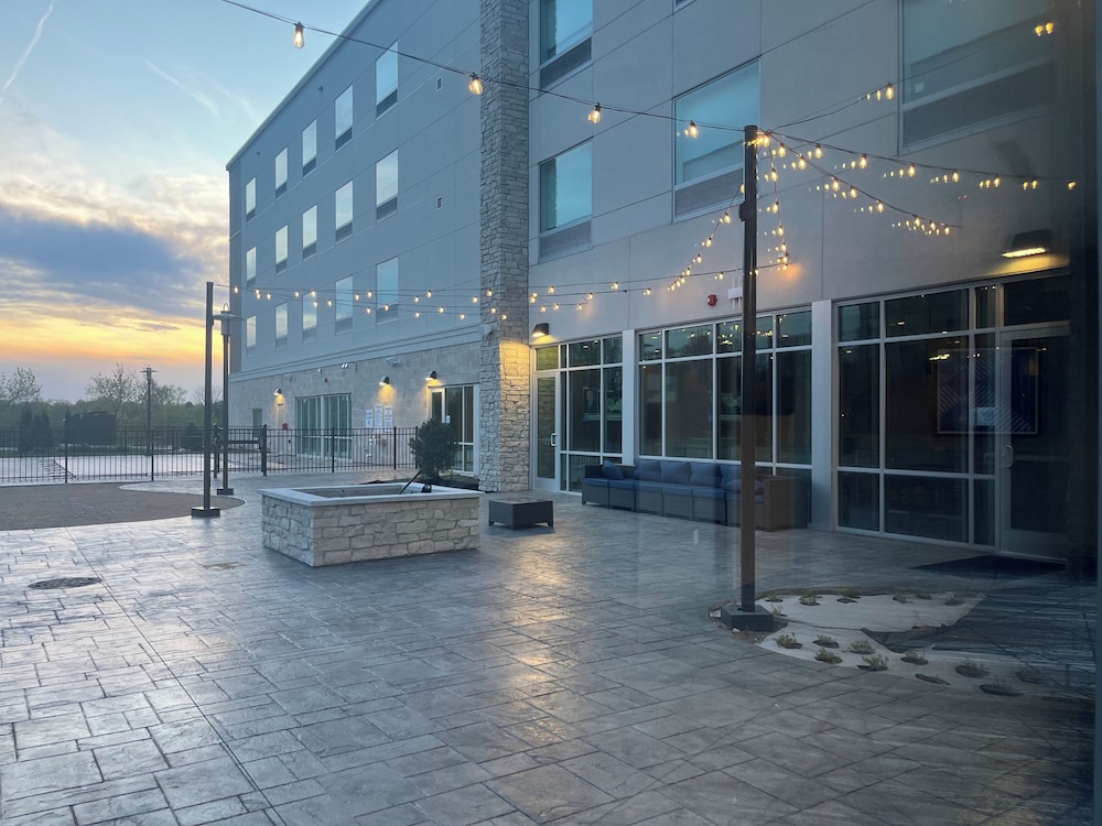 Holiday Inn Express & Suites Chicago Schaumburg an IHG Hotel - photo 72