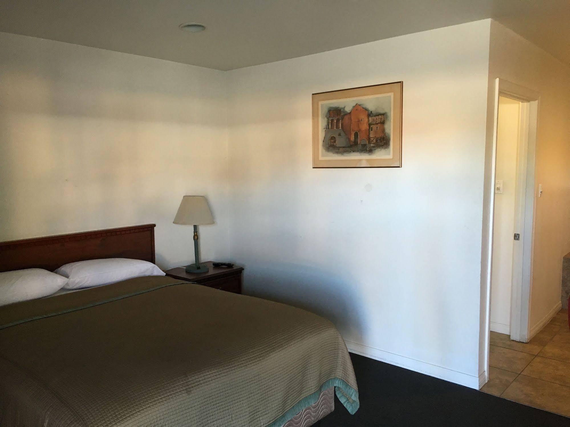 Capri Motel - photo 8