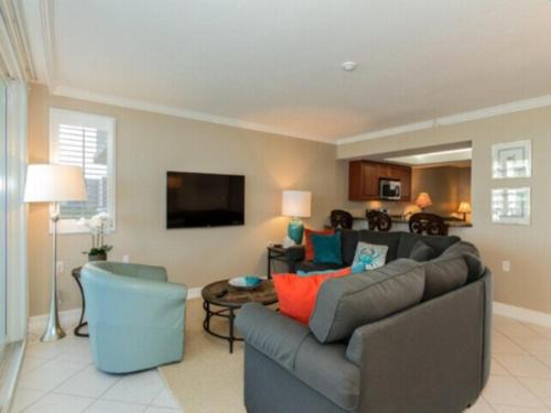 Deluxe Beachfront Condo Located in Prestigious Resort with Pool and Hot Tub by RedAwning - photo 8