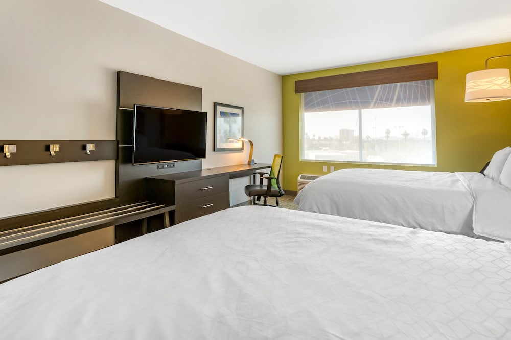 Holiday Inn Express & Suites Phoenix Dwtn State Capitol by IHG - photo 13