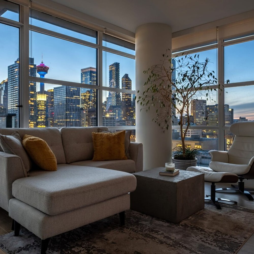 DT Upscale Corner Unit Tower Views Free Parking — Calgary — photo 3