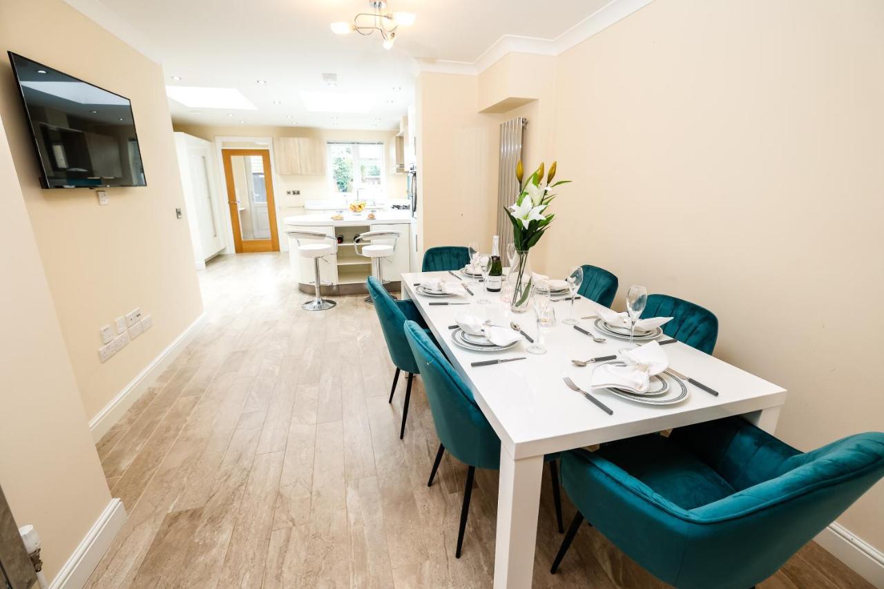 Central Windsor Stunning 4 Bedroom Spacious Modern House — 4-Star Luxury Hotel in Windsor, United Kingdom