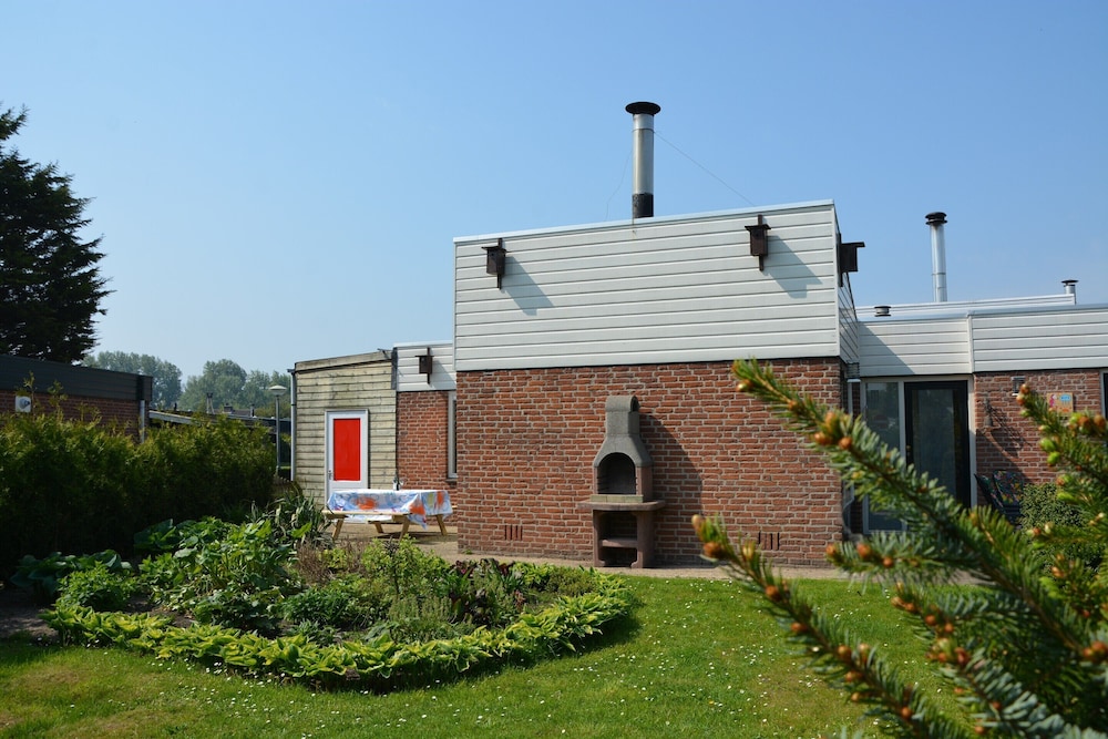 Bungalow in Noordwijk Near Lake & Beach — 4-Star Luxury Hotel in Noordwijkerhout, Netherlands