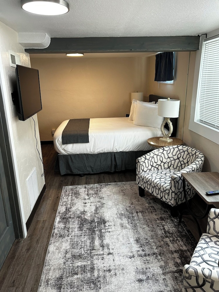 Lamplighter Cabins & Suites - photo 35