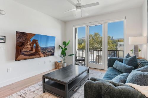Amazing Deluxe 1BR Pool Gym HTub — 4-Star Luxury Hotel in Salt Lake City, United States