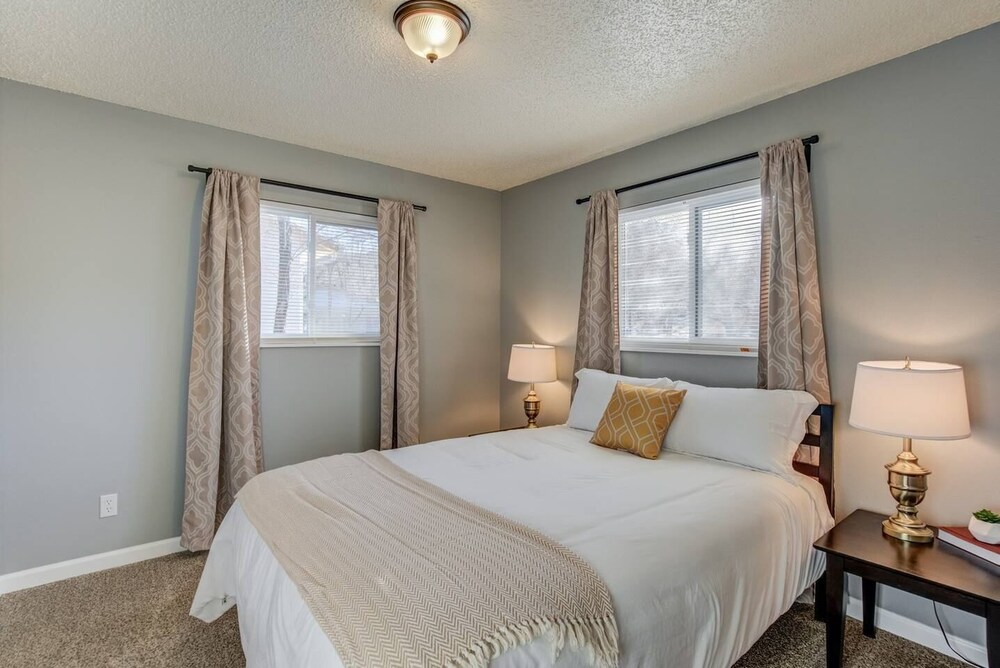 2BR Aptmt Parks Private Deck Mountain Views - photo 8