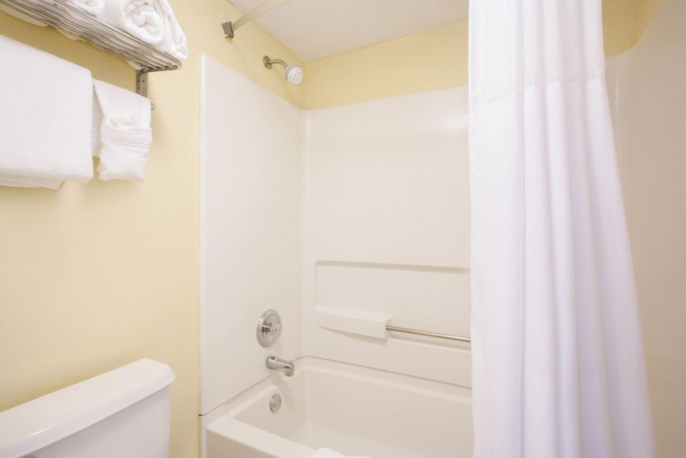 Days Inn by Wyndham Brooksville Dade City - photo 17
