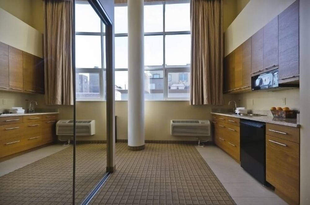 Pointe Plaza Hotel - photo 23