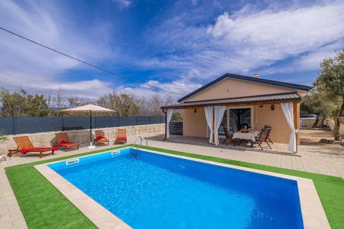 Kuća za odmor ASLAN s bazenom in Unknown City, Croatia