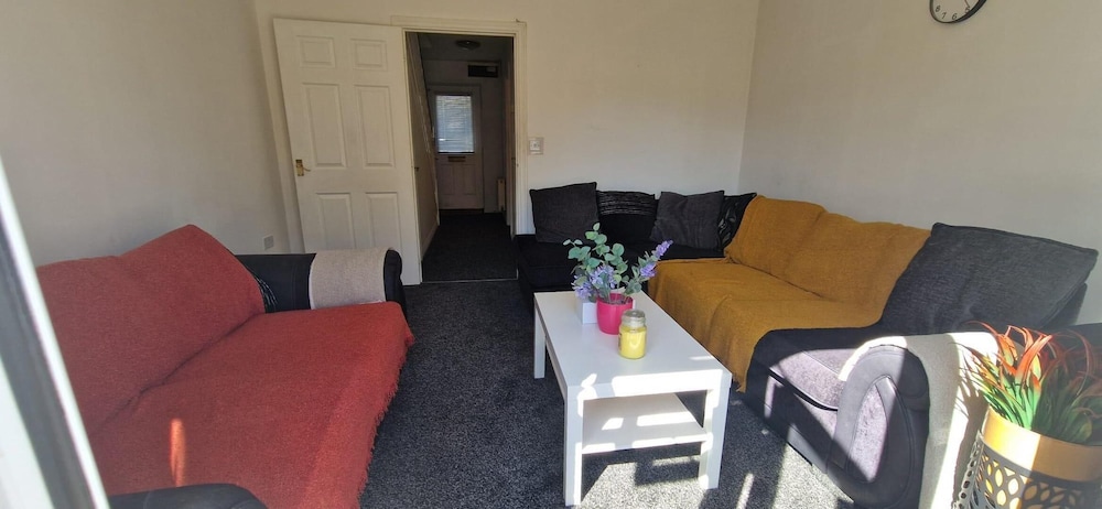 Housesleeps5 garden parking familyfriendly in Wednesbury, United Kingdom
