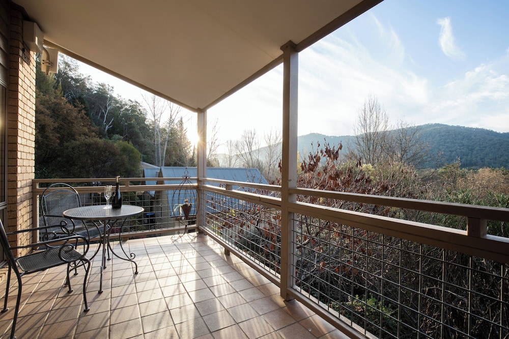 Chestnut Tree Holiday Apartments — 4-Star Luxury Hotel in Bright, Australia