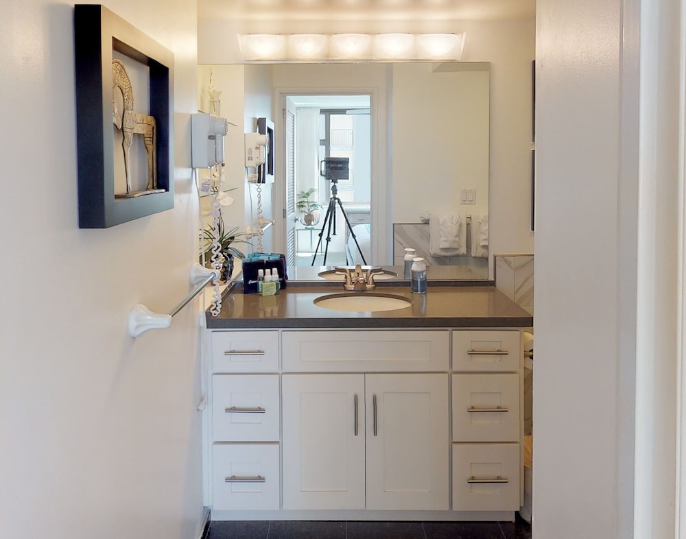 Modern 12th Floor Waikiki Banyan Condo with Partial Ocean Views by Koko Resort Vacation Rentals Honolulu - photo 5