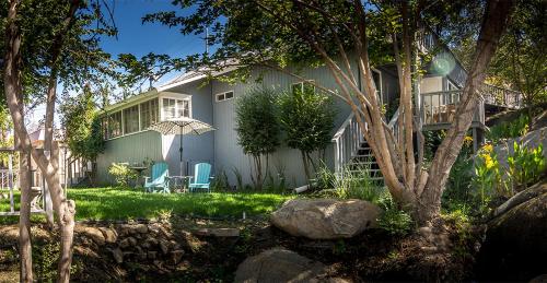 Birdwatch Cottage With River Beach Pass — 4-Star Luxury Hotel in Three Rivers, United States