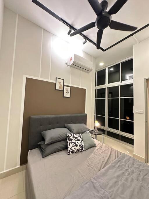 Cozy 2 BR Apartment w Pool Gym Wi Fi & Work Space — 4-Star Luxury Hotel in Klang, Malaysia