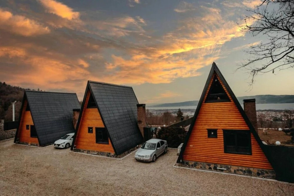 Flight - carbon neutral hotel in Unknown City