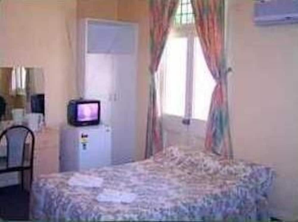 Plaza Hotel - last minute hotel in Adelaide