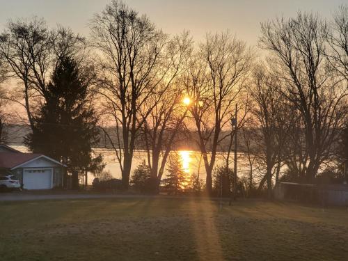 Bizlodge County Greenside Lakeview — hotel in Deseronto