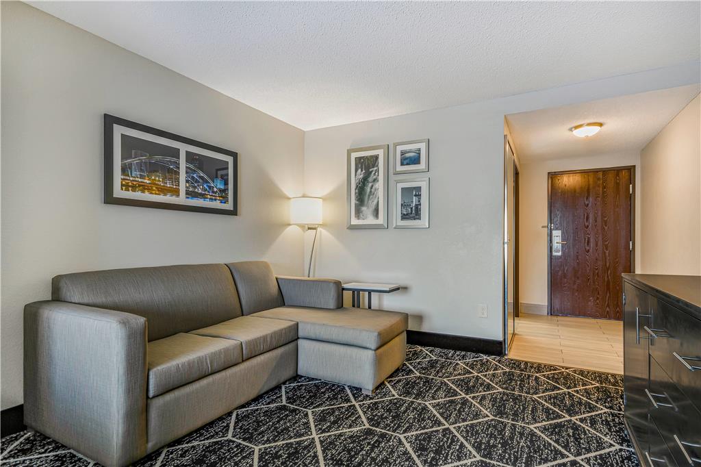 La Quinta Inn & Suites by Wyndham Batavia - photo 38