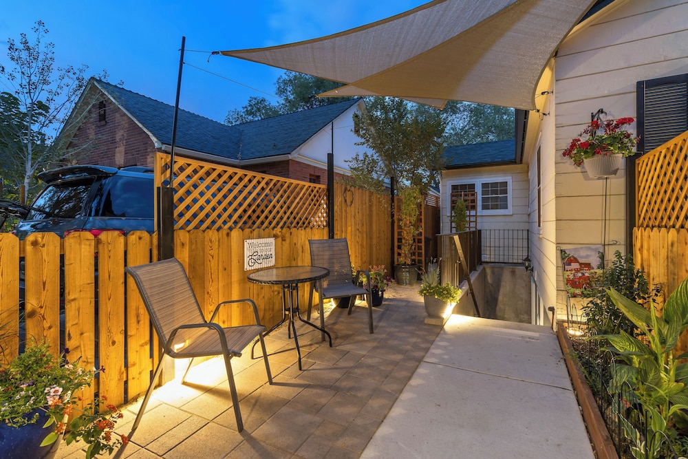 Ski and Hike Cozy Dtwn Reno Studio with Fireplace
