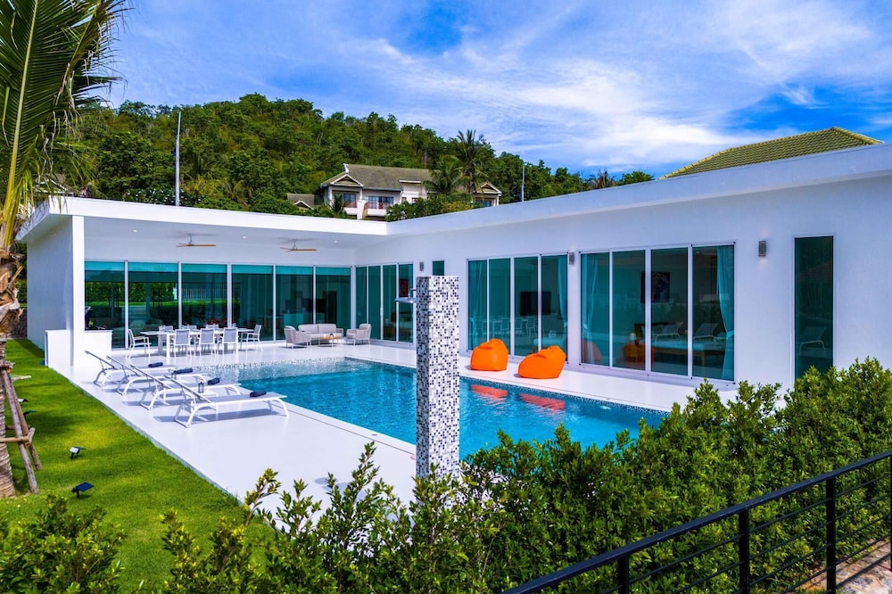 Modern Villa at Palm Hills Golf Club PH4B — 4-Star Luxury Hotel in Cha-Am, Thailand
