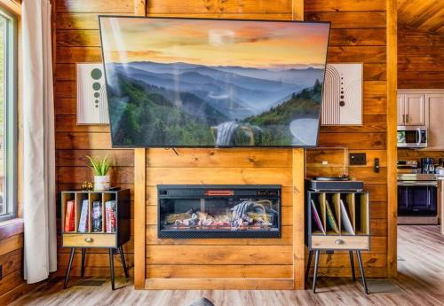 Modern Cabin with King Beds Fire pit Hot tub & 5 miles to Dollwd — 4-Star Luxury Hotel in Sevierville, United States