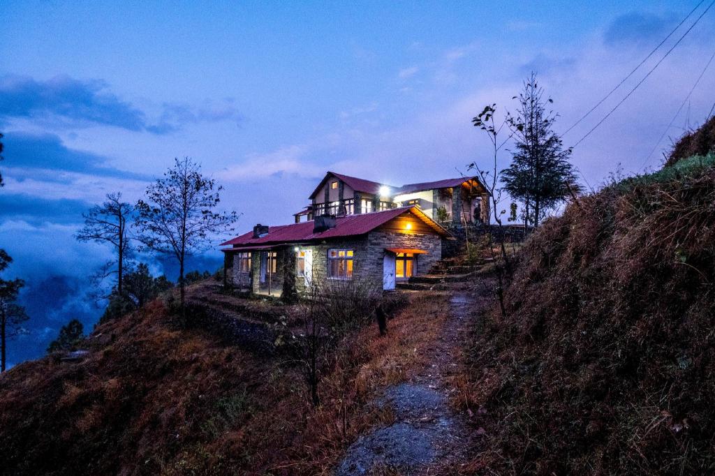 Himalayan Paradise Boutique room w Binsar view by Roamhome in Almora, India