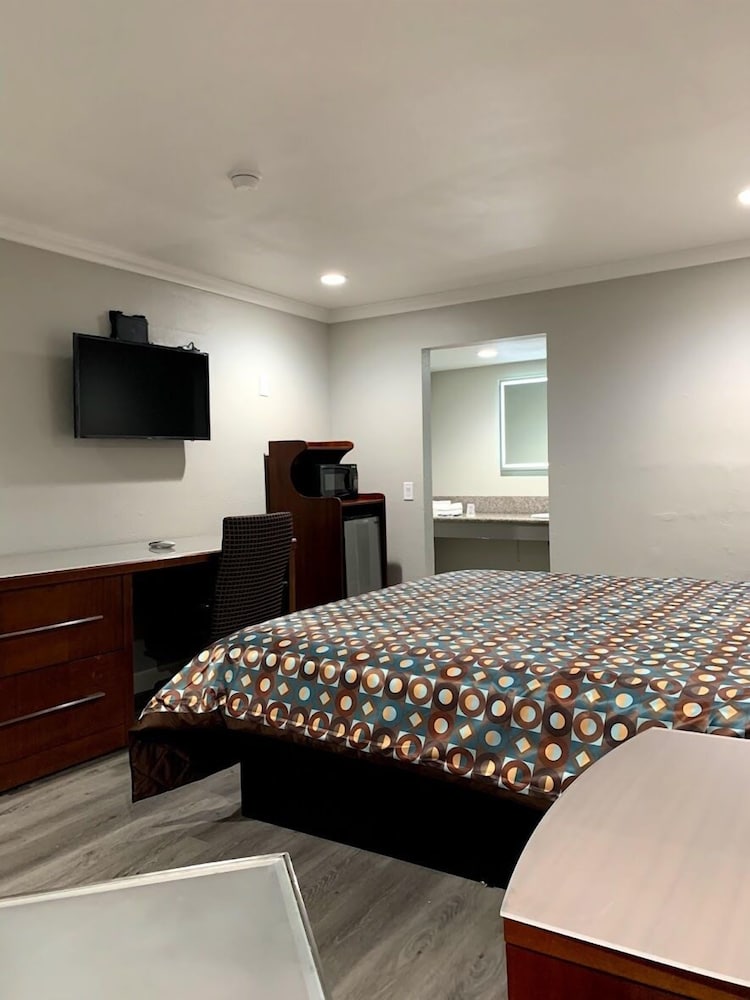La Puente Inn Motel - photo 11
