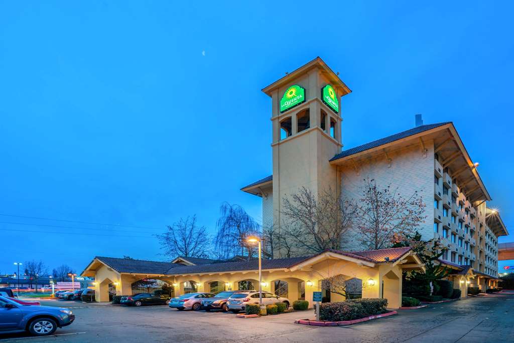 La Quinta Inn & Suites by Wyndham Seattle Sea Tac Airport - photo 3