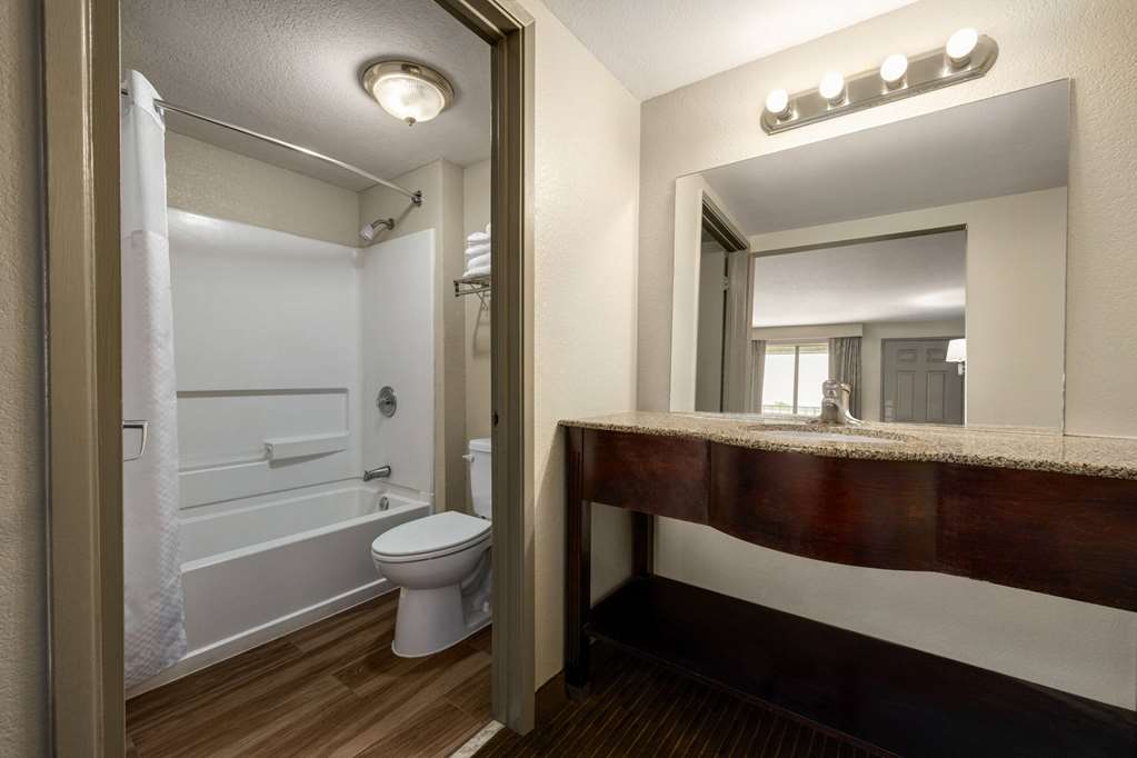 Days Inn by Wyndham Fresno South - photo 31