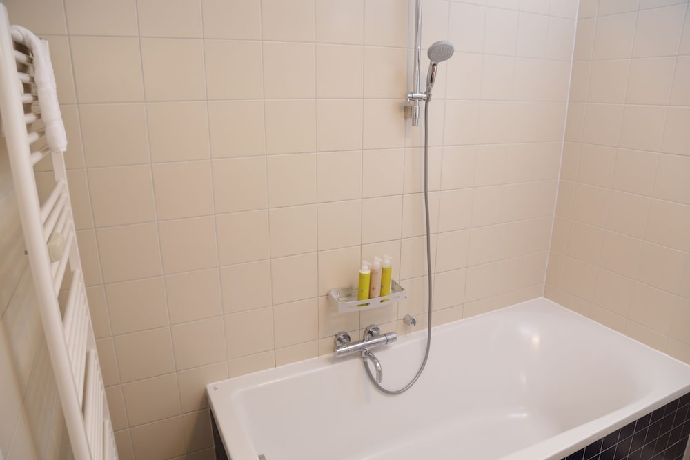 Deep soaking bathtub