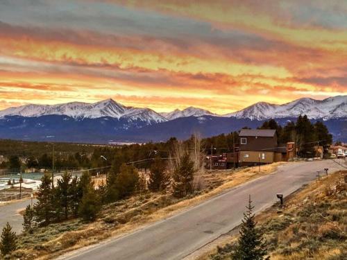 The Hilltop Haven 2bd Suite and Pet Friendly — 4-Star Luxury Hotel in Leadville, United States