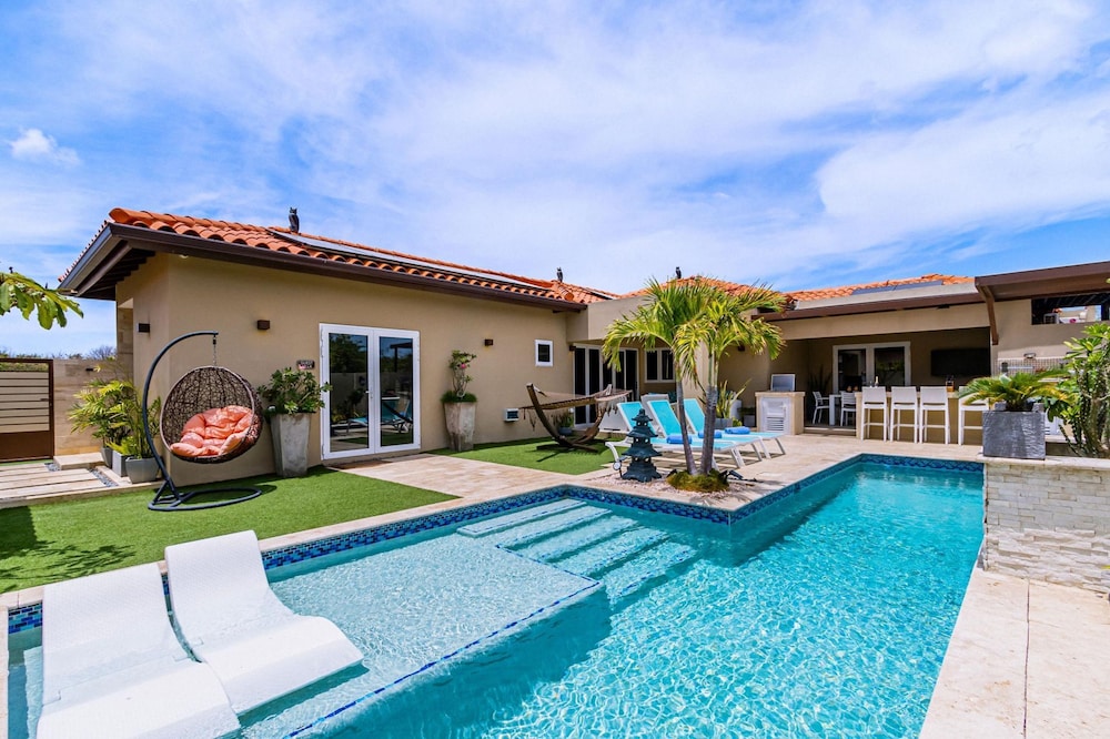 Luxury New 5 Location Pool Outdoor Kitchen in Noord, Aruba