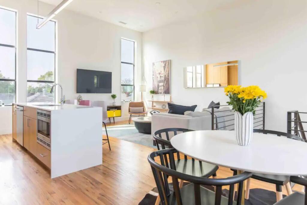 Glamorous Perfectly Located Luxury 2 Bed Townhome in Dallas, United States