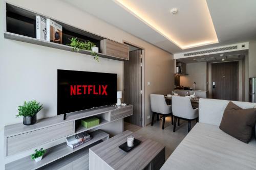 Luxury 2BR with Sky Pool & Gym Near BTS Thong lo