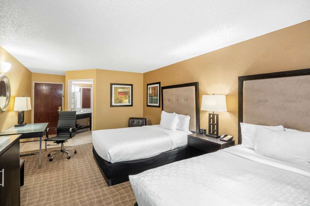 La Quinta Inn & Suites by Wyndham Hot Springs - photo 23
