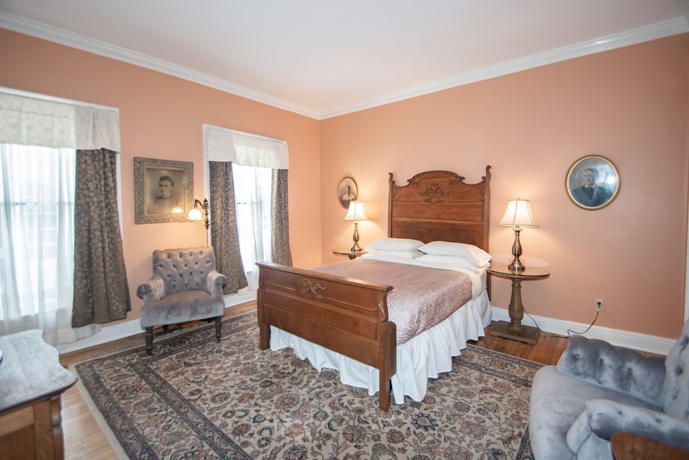 Looking Glass Inn - photo 15