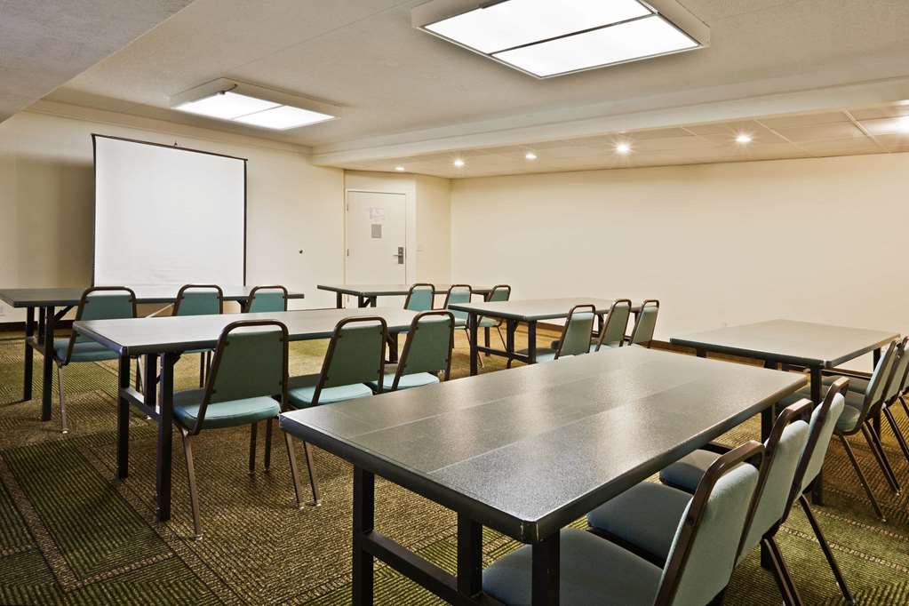 La Quinta Inn & Suites by Wyndham St. Pete Clearwater Airpt - photo 50