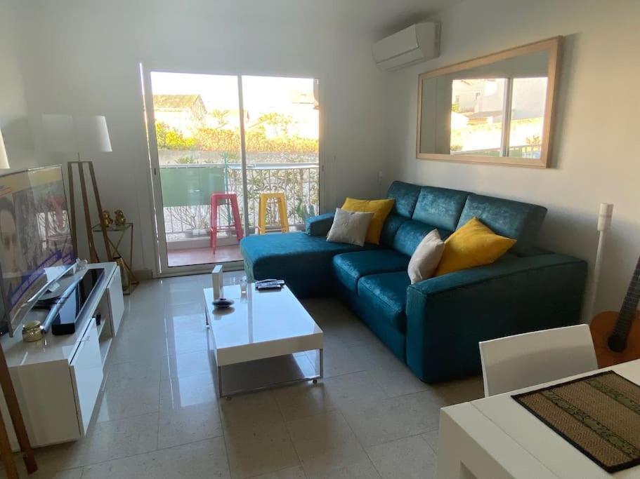 Appartement a 20 Metres de la Plage Avec Balcon — 4-Star Luxury Hotel in Marseille, France