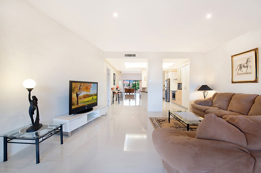 Midori Villa 2 — 4-Star Luxury Hotel in Hope Island, Australia