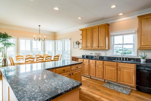 Emerald Breeze by Oak Island Accommodations - photo 28