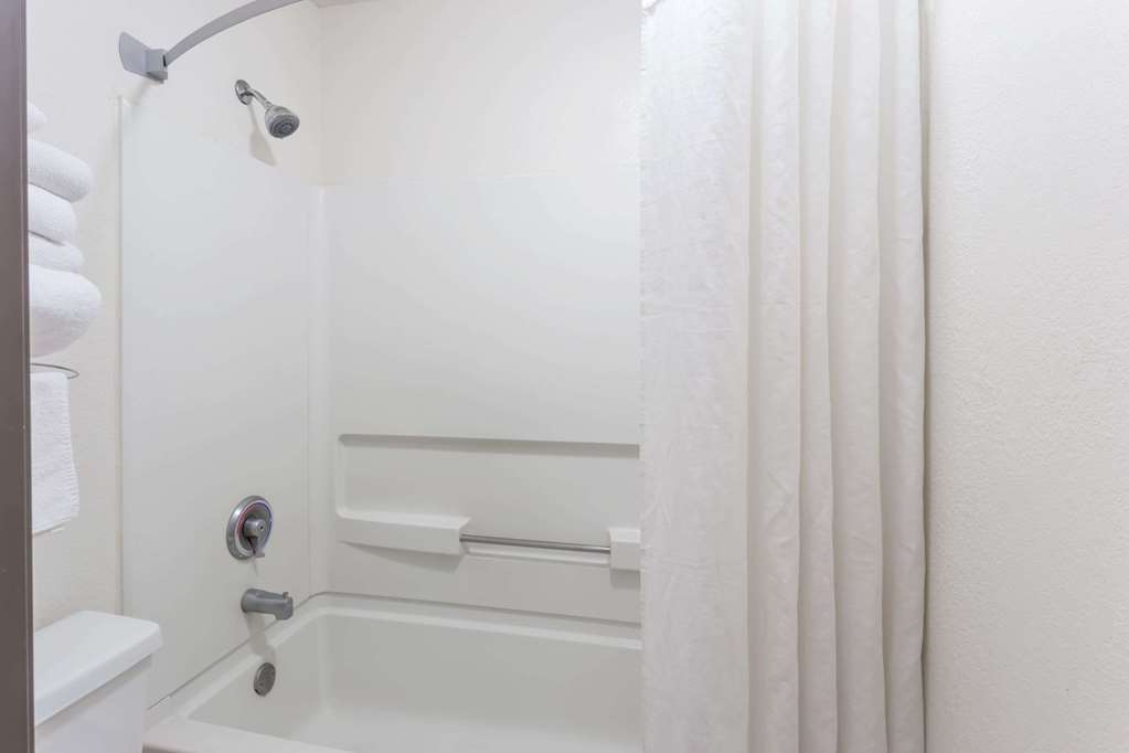 Super 8 by Wyndham Woodstock - photo 10