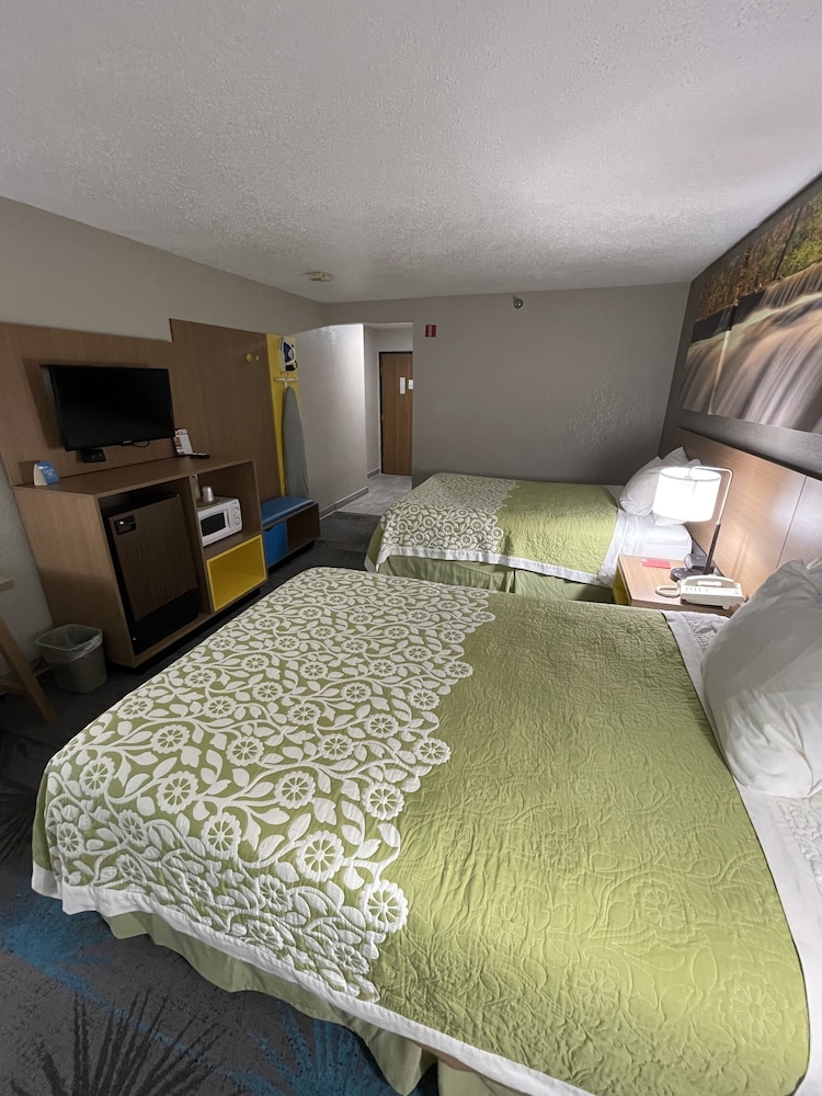 Days Inn by Wyndham Alpena - photo 7